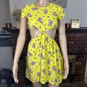 Juniors Cut-Out Mini Dress -med